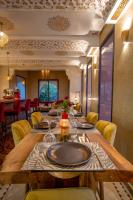 マラケシュにあるJanat Al Atlas Resort & Spaのダイニングルーム(長いテーブル、黄色い椅子付)