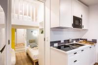 Kuchyňa alebo kuchynka v ubytovaní Lavie Maison Chic Stay AC Parking