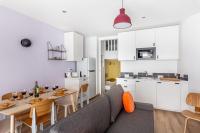 Kuchyňa alebo kuchynka v ubytovaní Lavie Maison Chic Stay AC Parking