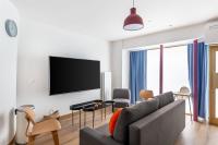 Televízia a/alebo spoločenská miestnosť v ubytovaní Lavie Maison Chic Stay AC Parking