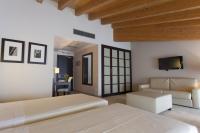 Televízia a/alebo spoločenská miestnosť v ubytovaní Hotel & Residence Villa Bartolomea