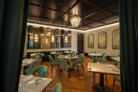 Un restaurante con mesas y sillas y una lámpara de araña. en MS Collection Aveiro - Palacete Valdemouro, en Aveiro