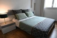 a bedroom with a bed and a lamp on a table at Grand appartement cosy-Hyper Centre-Place Verdun in Tarbes