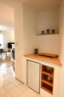a kitchen with a counter top and a counter top at Grand appartement cosy-Hyper Centre-Place Verdun in Tarbes