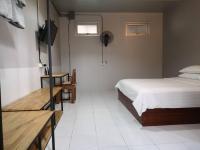 Postel nebo postele na pokoji v ubytování Siri Guesthouse @ Surat Thani
