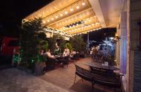 um restaurante com pessoas sentadas a mesas à noite em Hotel Smile em Kobuleti