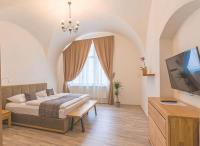 Un dormitorio con una cama y una ventana grande. en Hotel Karlova Prague - Mostecka 10 st Depandance, en Praga