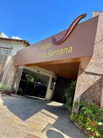 Un cartel de hotel Wvia Serrano frente a un edificio en Hotel Vila Serrana, en Sete Lagoas