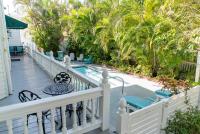 Southernmost Point Guest House & Garden Barの敷地内または近くにあるプール