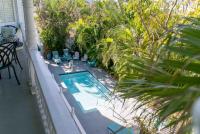 Southernmost Point Guest House & Garden Barの敷地内または近くにあるプール