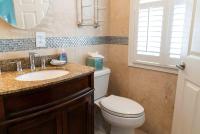 Southernmost Point Guest House & Garden Barにあるバスルーム