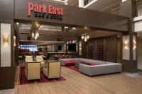 een lobby van een bar en grill in Park East bij Embassy Suites Cleveland - Beachwood in Beachwood