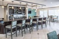 多森多森希尔顿花园旅馆的餐厅里的酒吧，有椅子和柜台