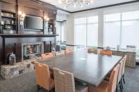 多森多森希尔顿花园旅馆的带桌子和壁炉的餐厅