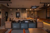 瓜拉普阿瓦ibis Guarapuava的一间带柜台和桌椅的餐厅