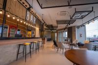 瓜拉普阿瓦ibis Guarapuava的餐厅里的酒吧，配有桌椅