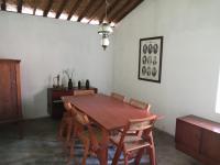 TanjungtirtoにあるOhmmstay - Rumah Pendopoの木製のテーブルと椅子のあるダイニングルーム