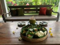 TanjungtirtoにあるOhmmstay - Rumah Pendopoの食卓