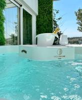 Bazén v ubytovaní One 360 Skyline Athens Penthouses alebo v jeho blízkosti