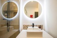 A bathroom at Le Terrazzo - El&eacute;gant &amp; Cosy- Pentes de la Croix Rousse