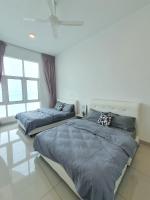 Seaview Condo 10pax #10minQueensbay #15minSpiceにあるベッド
