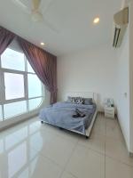 Seaview Condo 10pax #10minQueensbay #15minSpiceにあるベッド