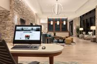 Homewood Suites by Hilton Washington DC Convention Centerにあるテレビまたはエンターテインメントセンター