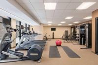 Homewood Suites by Hilton Washington DC Convention Centerにあるフィットネスセンターまたはフィットネス設備