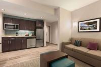 Homewood Suites by Hilton Washington DC Convention Centerにあるキッチンまたは簡易キッチン