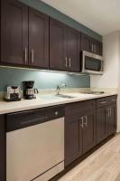 Homewood Suites by Hilton Washington DC Convention Centerにあるキッチンまたは簡易キッチン