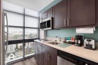 Homewood Suites by Hilton Washington DC Convention Centerにあるキッチンまたは簡易キッチン