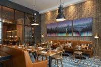 Restoran või mõni muu söögikoht majutusasutuses Canopy by Hilton Portland Pearl District