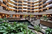 eine Hotellobby mit einem Pool und Pflanzen in der Unterkunft Embassy Suites by Hilton Dulles Airport in Herndon