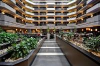 Ein Blick auf das Thermium eines großen Gebäudes mit Pflanzen in der Unterkunft Embassy Suites by Hilton Dulles Airport in Herndon