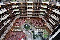 Luftansicht eines Gebäudes in der Unterkunft Embassy Suites by Hilton Dulles Airport in Herndon