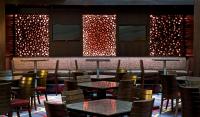 ein Restaurant mit Tischen und Stühlen und einer Bar in der Unterkunft Embassy Suites by Hilton Dulles Airport in Herndon