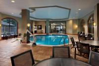 Der Swimmingpool an oder in der Nähe von Embassy Suites by Hilton Dulles Airport