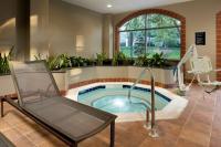 Der Swimmingpool an oder in der Nähe von Embassy Suites by Hilton Dulles Airport