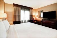 Ein Bett oder Betten in einem Zimmer der Unterkunft Embassy Suites by Hilton Dulles Airport