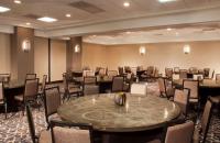 Ein Restaurant oder anderes Speiselokal in der Unterkunft Embassy Suites by Hilton Dulles Airport 