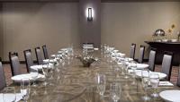Ein Restaurant oder anderes Speiselokal in der Unterkunft Embassy Suites by Hilton Dulles Airport 