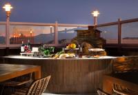 um bar na varanda com mesa e cadeiras em DoubleTree by Hilton El Paso Downtown em El Paso