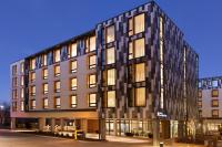 un edificio alto de color negro con muchas ventanas en Hilton Garden Inn Boulder, en Boulder
