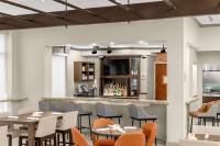 Hilton Garden Inn Raleigh Durham Airportにあるラウンジまたはバー