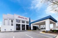 una tienda frente a un centro comercial con un estacionamiento en Hampton Inn Richmond&#47;Midlothian Turnpike, en Midlothian