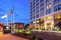 Un edificio con dos banderas delante. en Doubletree By Hilton Youngstown Downtown, en Youngstown