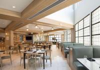 Un restaurant u otro lugar para comer en Hilton Santa Monica