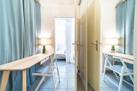 a small room with a desk and a bed at Le petit Montel- studio avec garage-métro Valmy in Lyon