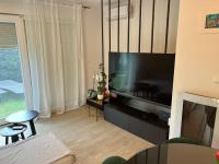 Televízia a/alebo spoločenská miestnosť v ubytovaní Apartment Dolce D