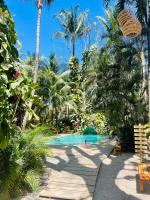 una piscina en un complejo con palmeras en Norte Nosara - Steps to Playa Guiones, en Nosara